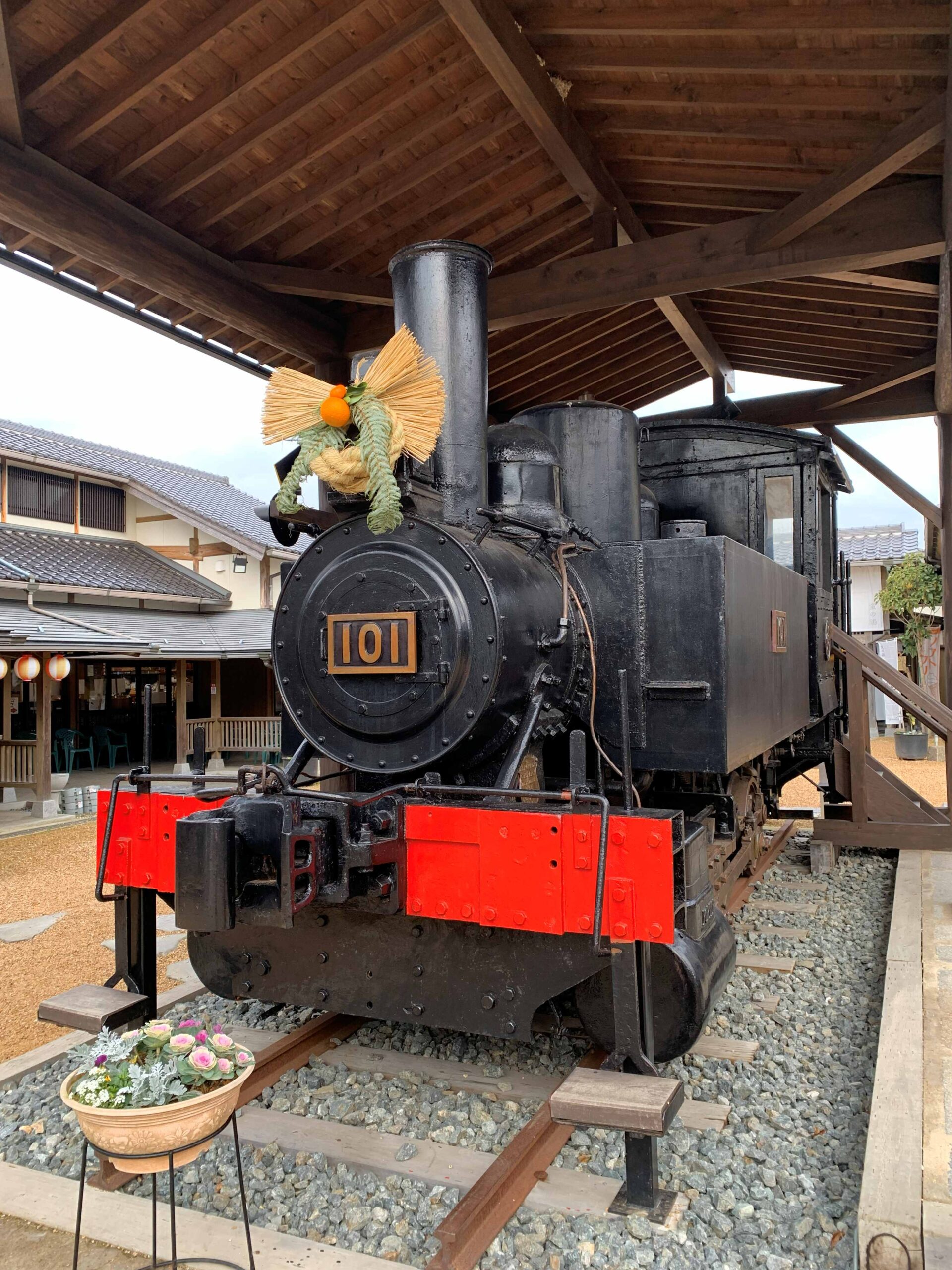 道の駅「蛍街道西ノ市」のSLがお正月バージョンになりました。 道の駅「蛍街道西ノ市」のSLがお正月バージョンになりました。
